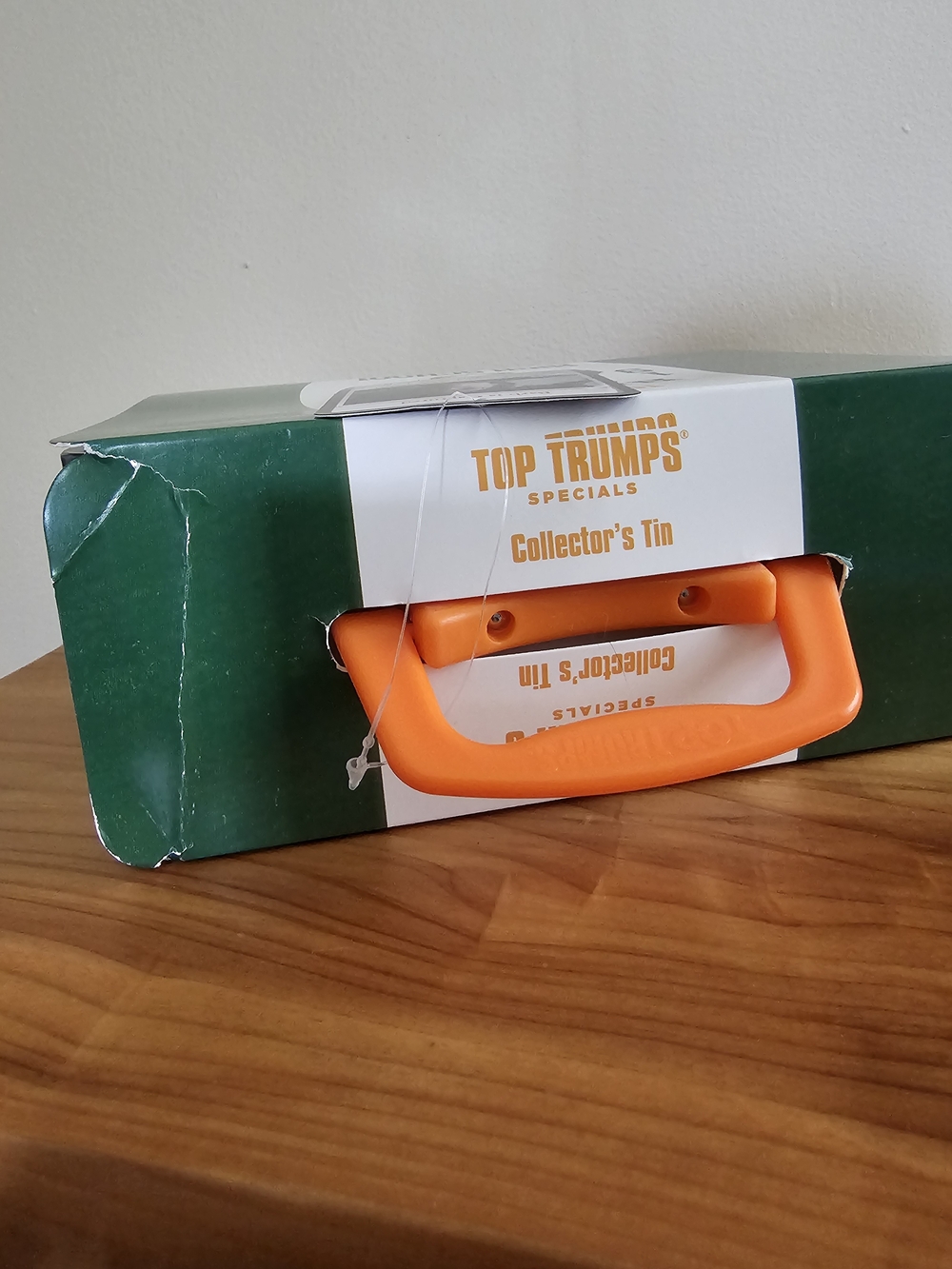 Top Trumps Stranger Things Hawkins High School Card Game Tin - Green & Orange - Picture 6 of 6